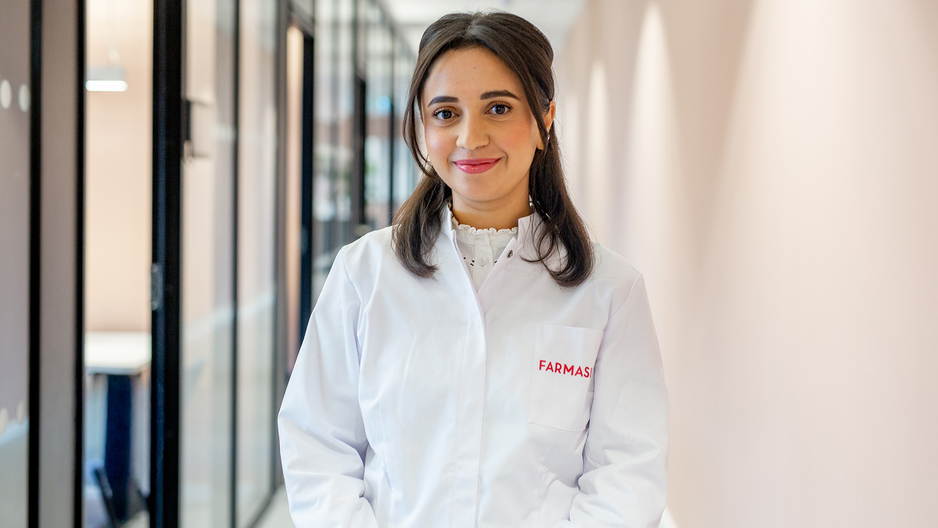 Bilde av en smilende, kvinnelig farmasøyt